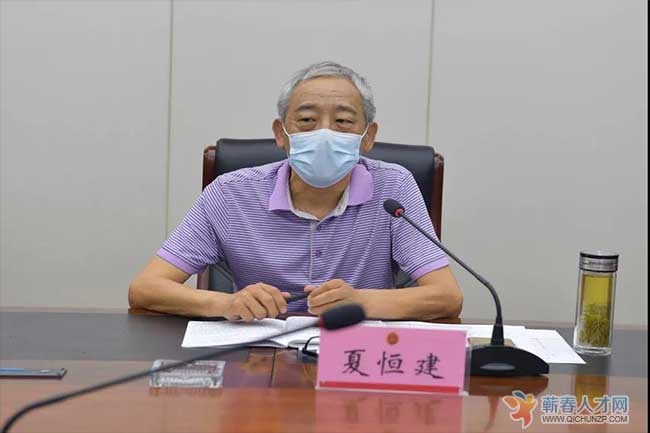 夏恒建代表首先向干警们传达全国两会精神,讲述参与两