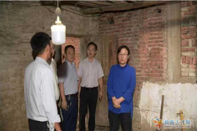 赵少莲在蕲春县青石镇向桥乡调研保障住房安全工作