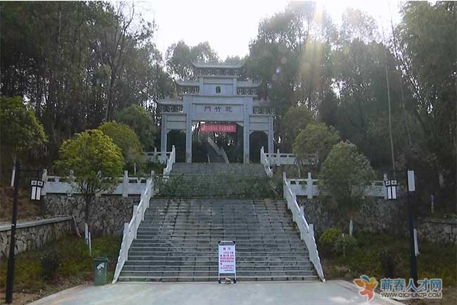 记者周润卿:我现在是在蕲春县独山森林公园,平时这里游客很多,是一个